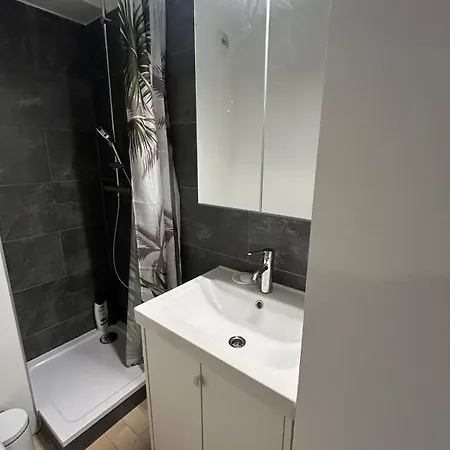 Bright Apartment, 5-minute Walk To 公寓